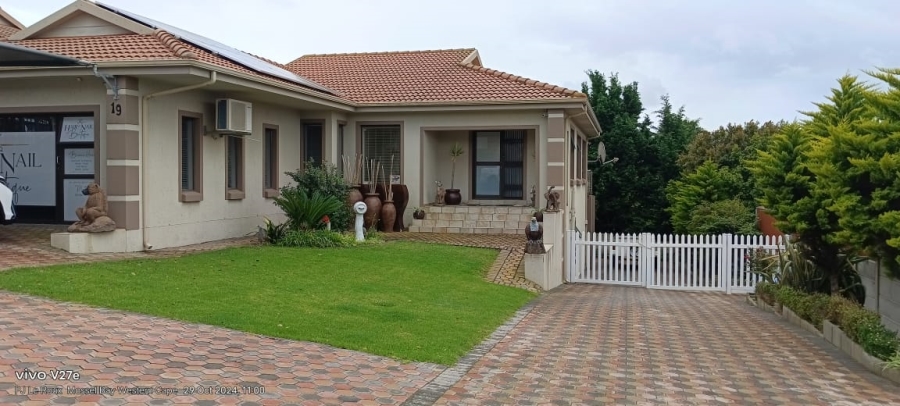 4 Bedroom Property for Sale in Menkenkop Western Cape